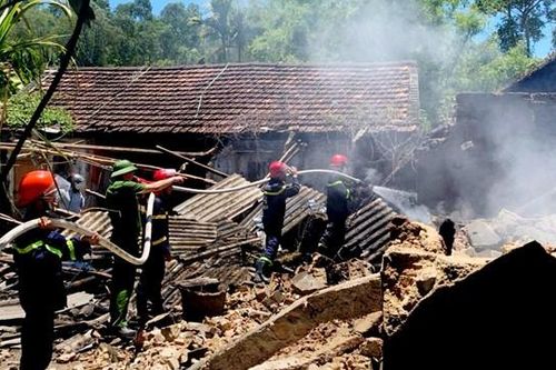 Hà Tĩnh: Nhà kho của một hộ dân bốc cháy giữa trưa nắng