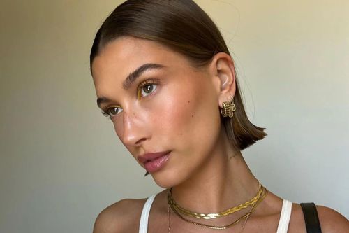 Kẻ mắt màu vàng 'hoa hướng dương' thành mốt nhờ Hailey Bieber