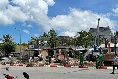 Tháo dỡ công trình giữa đường hơn 20 năm tại trung tâm TP Bạc Liêu