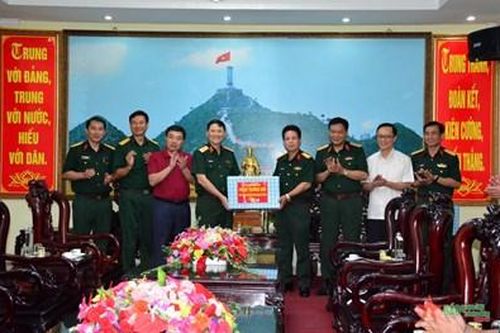 Thiếu tướng Phạm Trường Sơn thăm, tặng quà Bộ CHQS và BĐBP tỉnh Hà Giang