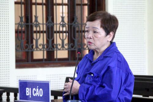Bị bắt đánh bạc, lộ 2 bánh heroin