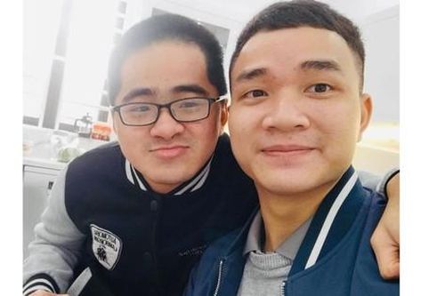 Nam sinh được bạn cõng đi học suốt 4 năm đã nhận bằng tốt nghiệp loại Xuất sắc