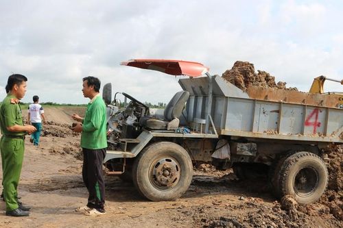 Kiên Giang: Bắt quả tang nhóm khai thác, mua bán đất mặt ruộng trái phép