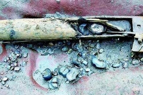 Lang thang dọc bờ sông, bất ngờ nhặt được kho báu khủng
