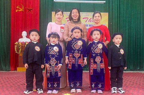 Hoa trên sỏi đá