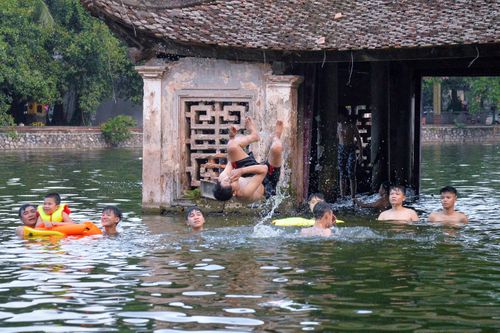 Ao làng nghìn tuổi thành bể bơi mỗi khi hè về
