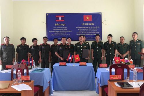 Đồn Biên phòng Mường Nhà và Đồn Biên phòng cửa khẩu Huổi Puốc ký kết nghĩa với Đại đội Biên phòng 163, Lào