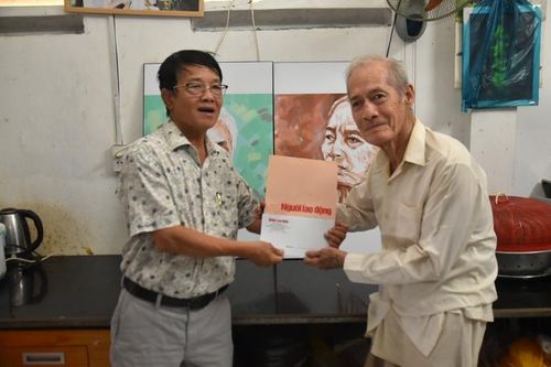 Trao quà cho nhân vật trong tác phẩm 'Vợ chồng U90 nấu cơm chay miễn phí'