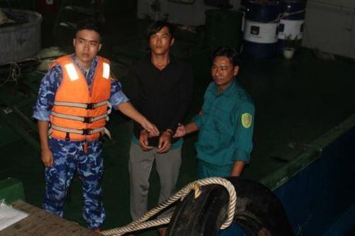 Bắt giữ đối tượng truy nã trên vùng biển Tây Nam