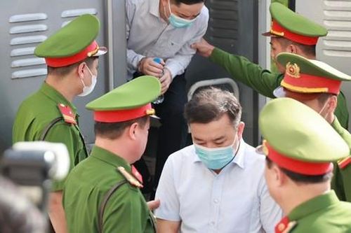Dẫn giải nhóm cựu quan chức, doanh nhân hầu tòa vụ chuyến bay giải cứu