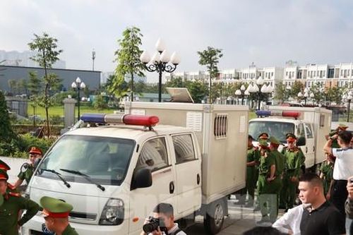 Xét xử vụ chuyến bay giải cứu: Hàng trăm người túc trực ngoài cửa tòa án, an ninh thắt chặt
