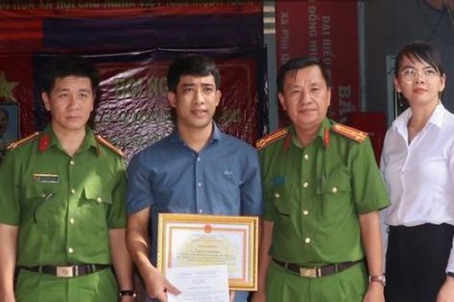 Chủ tịch Vĩnh Long khen thưởng thanh niên dũng cảm bắt cướp