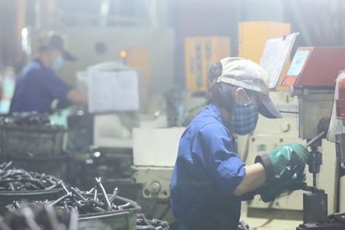 Kinh tế khó khăn, muốn hóa giải phải trị bệnh 'không ai muốn làm'