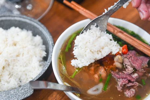 Chủ quán Hà Nội bán phở, tặng cơm nguội miễn phí, khách ăn một bát no cả ngày