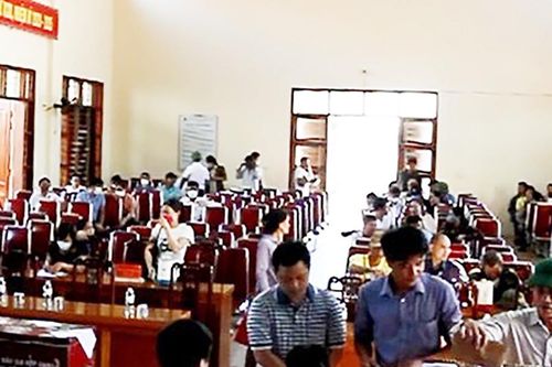 Phó Chủ tịch huyện lên tiếng về em trai, cháu ruột trúng đấu giá 43 lô đất