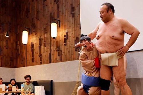 Nhờ võ sĩ sumo hết thời mua vui, nhà hàng đông kín chỗ đến hết năm