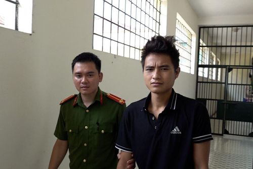 'Lọt' vào camera khi đột nhập cửa hàng trộm 7 chiếc điện thoại