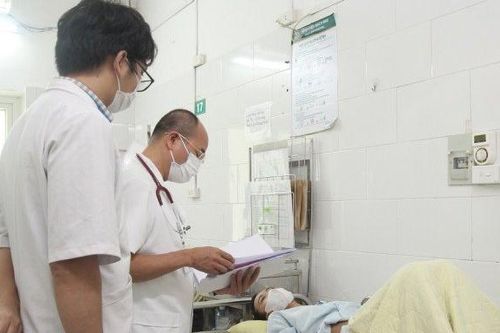 Chị gái xuất huyết vùng kín, em trai tiểu ra máu vì chủ quan khi sốt