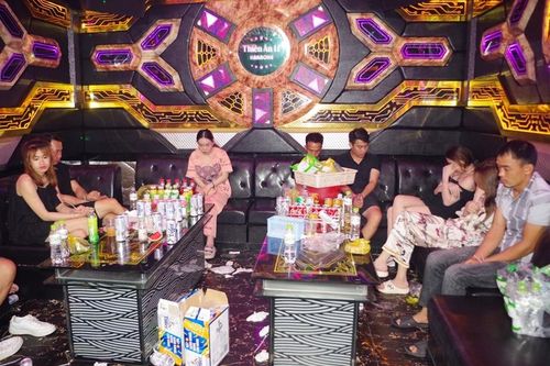 Triệt phá quán karaoke có thiết kế đặc biệt cho 'dân chơi' thoát hiểm