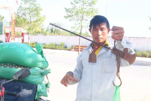 Nhọc nhằn nghề bán muối rong