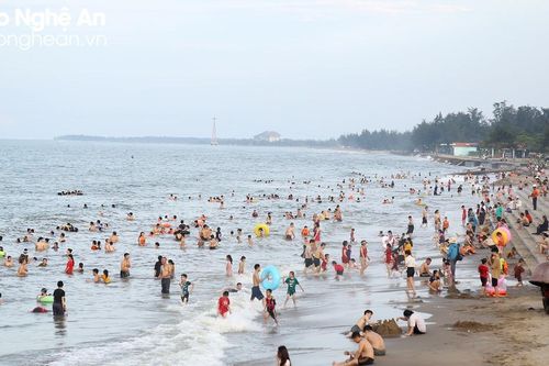 Nắng nóng gay gắt, khách du lịch ồ ạt đổ về Cửa Lò