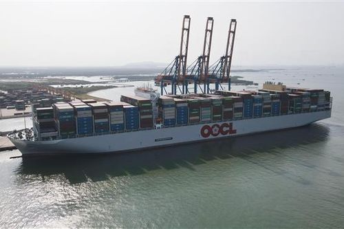 Siêu tàu container dài gần 400m cập cảng Piraeus của Hy Lạp