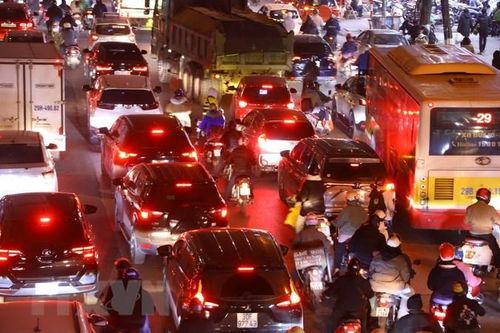 Bổ sung, điều chỉnh biển báo giảm ùn tắc thi công nút giao Mai Dịch