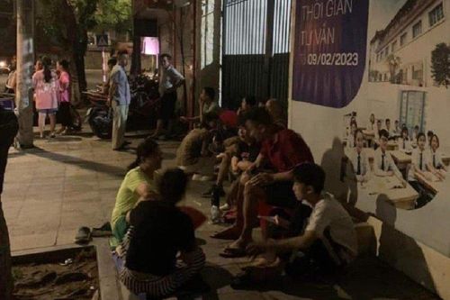 Làm thế nào để chấm dứt cảnh xếp hàng xuyên đêm xin học lớp 10?