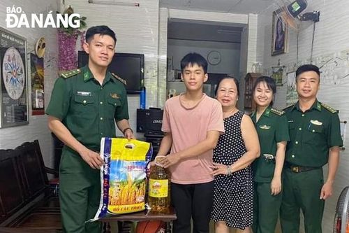Thăm, tặng quà cho các học sinh có hoàn cảnh khó khăn