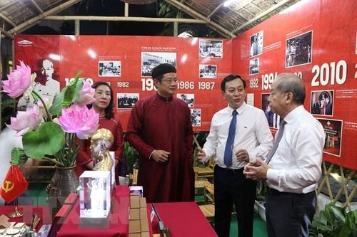 Triển lãm 'Di sản Hồ Chí Minh-Hội tụ niềm tin, thắp sáng tương lai'