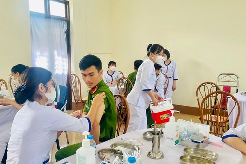 Tiêm phòng cúm miễn phí cho gần 1.700 cán bộ, chiến sỹ và thân nhân