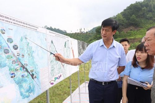 Đoàn nhà đầu tư Trung Quốc và Công ty Cổ phần Tập đoàn CĐ Việt Nam đi khảo sát thực địa tại một số điểm thu hút đầu tư của Lào Cai.