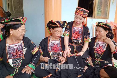 Đồng bào Dao Tuyên Quang giữ gìn nghề thêu truyền thống