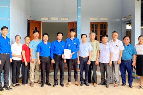 Trao tặng Huy hiệu Tuổi trẻ dũng cảm cho đoàn viên
