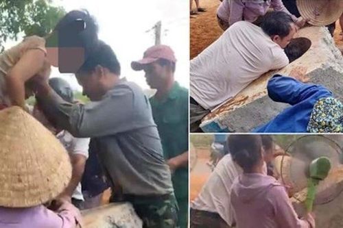 Quảng Trị: Giải cứu cháu bé bị mắc kẹt trong móng cột điện