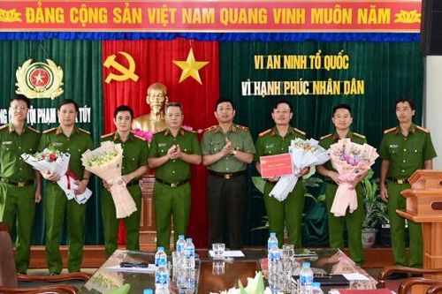 Khen thưởng lực lượng triệt phá 'động bay lắc' tại quán karaoke