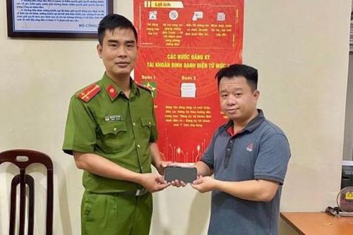 Công an giúp dân tìm lại điện thoại bỏ quên trên taxi không nhớ biển số