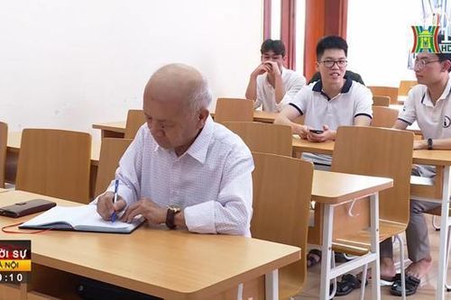 Tinh thần hiếu học vượt tuổi tác của cụ ông U80