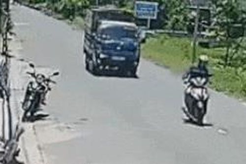 Clip thanh niên chạy xe máy dừng đột ngột bị xe tải tông ngã lăn ra đường