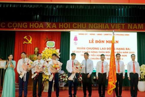Xã Phương Đình đón nhận Huân chương Lao động hạng Ba