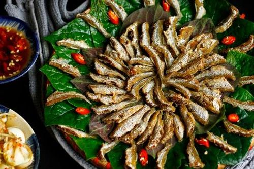 Nhất định phải chiên cá này 2 lần, không cần bột thì món ăn này mới ngon, nước chấm pha cực đơn giản mà tốn cơm