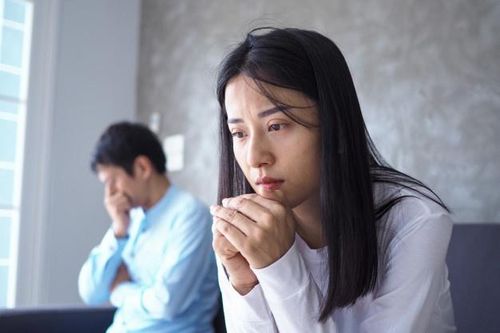 Mua cho chồng bộ vest xịn, anh ấy tỏ thái độ: 'Em đang muốn nhắc là anh kiếm tiền ít đúng không?'