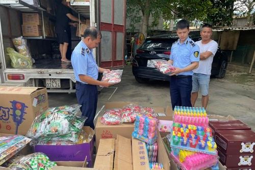 Nhập lậu hàng nghìn cánh gà, chân gà hút chân không mang đi bán