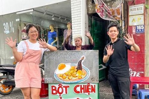 Đôi bạn trẻ đi khắp Sài Gòn vẽ 'hạnh phúc' cho những người bán hàng rong