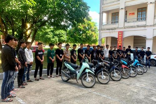 Khởi tố 23 thanh, thiếu niên mang hung khí đâm vào người đi đường