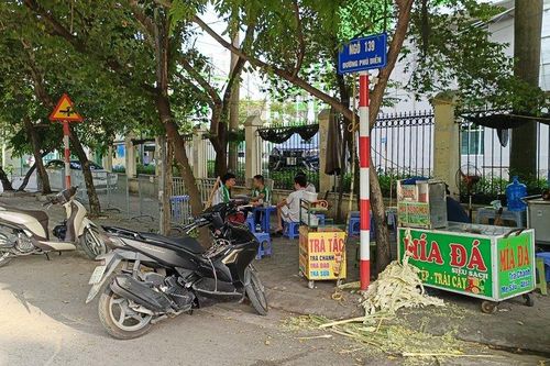 'Choáng' với vi phạm trật tự đô thị trên đường Phú Diễn