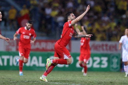 Đồng hương của Salah tỏa sáng, Viettel của Hoàng Đức đang mơ về cú đúp mùa giải này