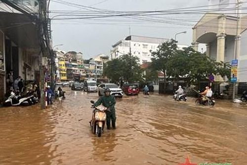 Đường phố Đà Lạt thành sông sau cơn mưa lớn