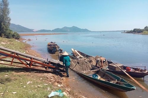 Tuần tra, xử lý tình trạng khai thác cát trái phép ở Lăng Cô