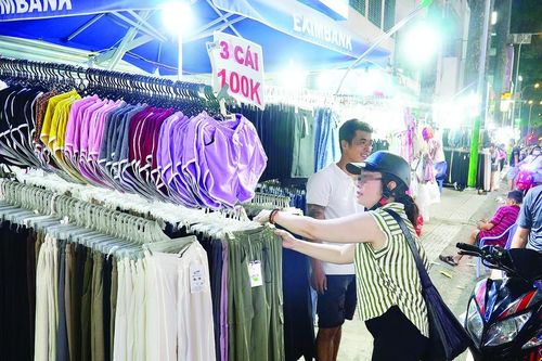 Vỉa hè chung bị biến thành 'của riêng': Muôn kiểu chiếm dụng